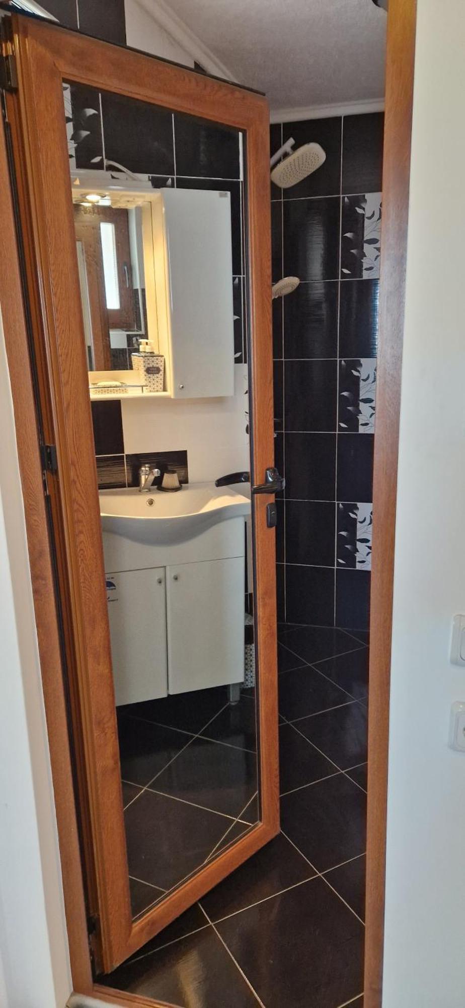 Black And White Apartment Karlowo Exterior foto