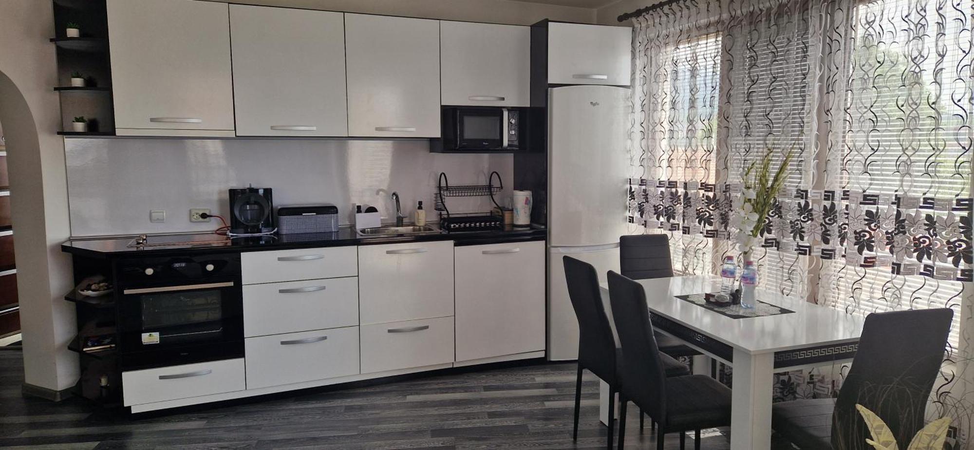Black And White Apartment Karlowo Exterior foto
