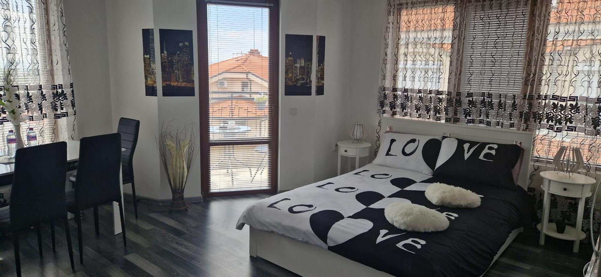 Black And White Apartment Karlowo Exterior foto